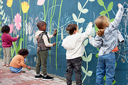 Niños decorando una pared. Pierre Faure, un pedagogo para la formación integral de la persona